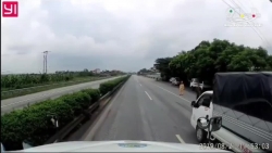 video suyt chet truoc dau container vi quay xe bo chay csgt