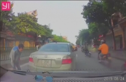 Video: Tài xế phanh ô tô dúi dụi giữa đường để... "hôi" tiền