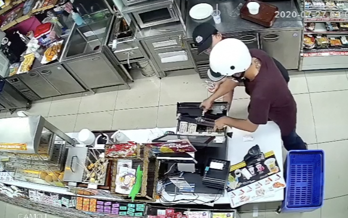 Clip: Khoảnh khắc tên cướp rút dao cướp tiền tại cửa hàng tiện lợi giữa phố Sài Gòn