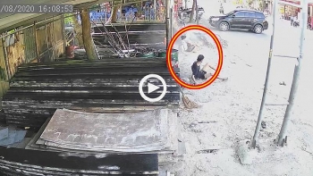 Clip: Hai thanh niên đầu trần phóng xe máy như "tên lửa" bị ô tô đang quay đầu đâm văng