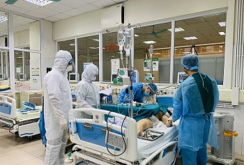 Hà Nội: 2 bệnh nhân COVID-19 được theo dõi đặc biệt, 1 người phải thở máy