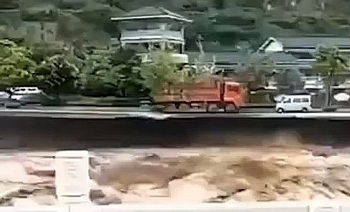 Clip: Hãi hùng dòng nước lũ chảy xiết "nuốt chửng" xe tải