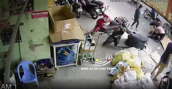 clip truy tim tai xe phong o to dam gay chan nguoi phu nu roi bo chay o nha trang