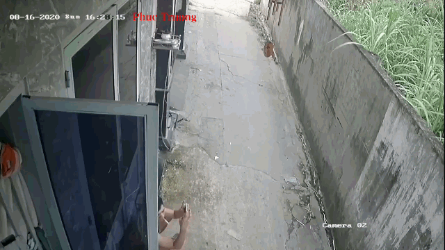 clip bi giat dien thoai truoc cua nha thanh nien vut bo dep duoi theo 2 ten cuop phong xe may