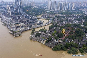 Clip: Người dân Trung Quốc dùng thuyền, bè để... đi trong thành phố sau trận lụt lịch sử