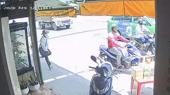 Clip: Nam thanh niên phóng xe máy cướp vé số của người khuyết tật khiến dân mạng phẫn nộ