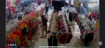 Clip: 2 nghi phạm dẫn bé trai 2 tuổi mất tích ở Bắc Ninh đi mua quần áo