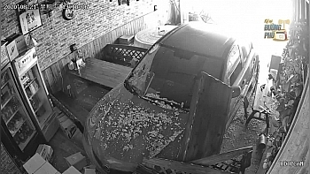 Clip: Hãi hùng nữ tài xế phóng ô tô đâm vỡ cửa quán ăn