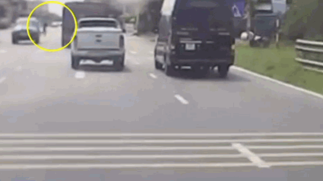 Clip: Bất ngờ chạy vọt sang đường, người đàn ông bị ô tô tông gục tại chỗ