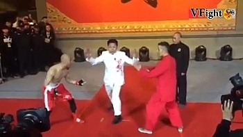 Clip: VĐV boxing dùng 1 tay hạ gục cao thủ phái Vịnh Xuân
