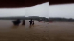 Video: Hãi hùng xe khách chở hàng chục người cố vượt qua dòng lũ chảy xiết