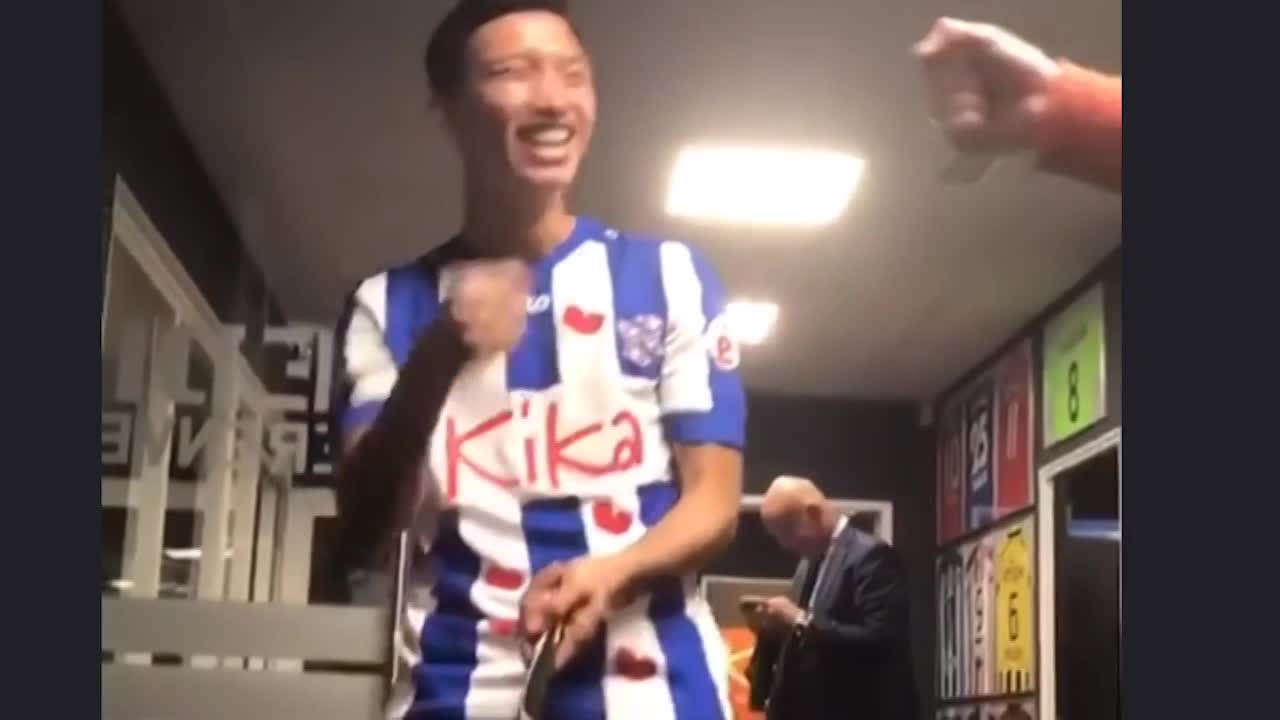 Video: Chưa ra sân, Văn Hậu đã thành "ngôi sao" của CLB Hà Lan