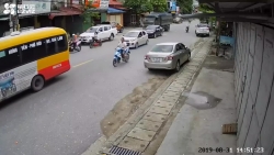Video: Xe tải mất lái lùa hàng loạt phương tiện bị ùn ứ tại Hà Nội