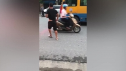 Video: Tài xế xe khách chặn đánh nhau giữa đường như phim giang hồ