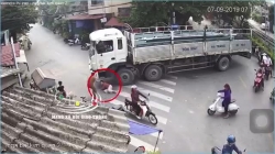 Video: Hãi hùng người phụ nữ tự đưa đầu vào gầm xe tải đang cua trên đường