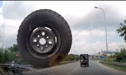 video giat minh canh banh xe bat ngo vang nut kinh chan gio cua o to