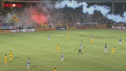 Video: Toàn cảnh vụ đốt pháo sáng kinh hoàng ở sân Hàng Đẫy trận Hà Nội vs Nam Định