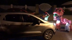 Video: Hãi hùng nhóm múa lân lao thẳng đầu ô tô để... xin tiền