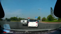 Video: Hai ôtô rượt đuổi, chèn ép nhau gần sân bay Nội Bài như phim hành động