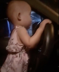 Video: Bố cho con gái 2 tuổi lái ô tô phóng như bay ở Hà Tĩnh