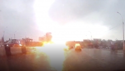 Video: Hãi hùng cảnh sét đánh ô tô toé lửa giữa phố đông