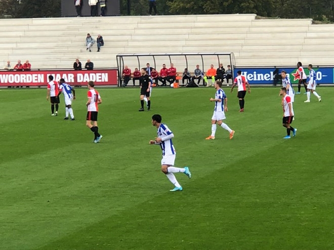 Văn Hậu đang đá bị thay ra, đội 2 SC Heerenveen suýt thua trước Feyenoord B