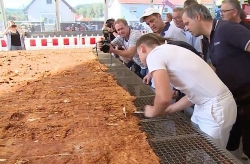 Video: Miếng gà rán lớn nhất Thế giới vừa lập kỷ lục Guinness