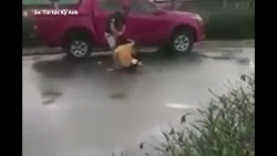 video nguoi dan ong cam dao danh dap vo cu da man giua pho dong