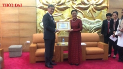 Video: Trao tặng Kỷ niệm chương “Vì hòa bình, hữu nghị giữa các dân tộc” cho Đại sứ Lào