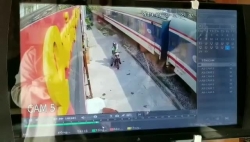 Video: Khoảnh khắc người đàn ông bị tàu hỏa đâm vì cố vượt đường ngang