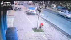 Video: Taxi bất ngờ "nổi điên" đâm văng 2 người phụ nữ nguy kịch dưới đường