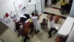 video soc canh bac si va nguoi nha benh nhan au da