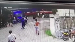Video: Khoảnh khắc tàu hỏa đâm văng ô tô cố vượt đường ngang ở Phú Yên