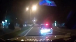 Video: Chọc tức xe bán tải, tài xế Innova bị đánh bầm dập giữa đường