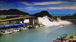Video: Cầu dây văng đổ sập như ngày tận thế, đè nát nhiều tàu cá