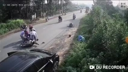 Video: Mở cửa ô tô bất cẩn khiến 2 người suýt chết dưới gầm xe tải
