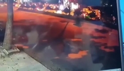 video hai hung canh xe ban tai co tinh dam 2 nguoi thuong vong roi lat nghieng tren via he