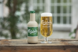 carlsberg tien gan hon toi viec hien thuc hoa chai bia giay dau tien tren the gioi