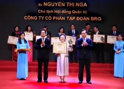 Madame Nguyễn Thị Nga - Chủ tịch BRG được vinh danh danh hiệu "DNVN tiêu biểu - cúp Thánh Gióng 2019"
