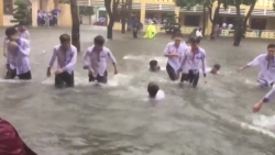 video choang canh hoc sinh boi giua san truong ngap nuoc o nghe an