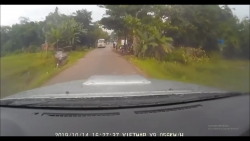 Video: Pha cua ẩu của tài xế khiến ô tô lao xuống ruộng nằm "phơi bụng"
