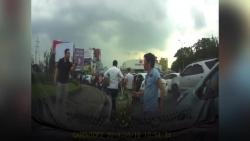 Video: Va chạm giao thông, 3 người đàn ông đánh 1 tài xế chảy máu mặt