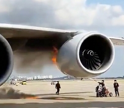 Video: Động cơ máy bay A380 bốc cháy ngùn ngụt khiến hành khách tá hỏa
