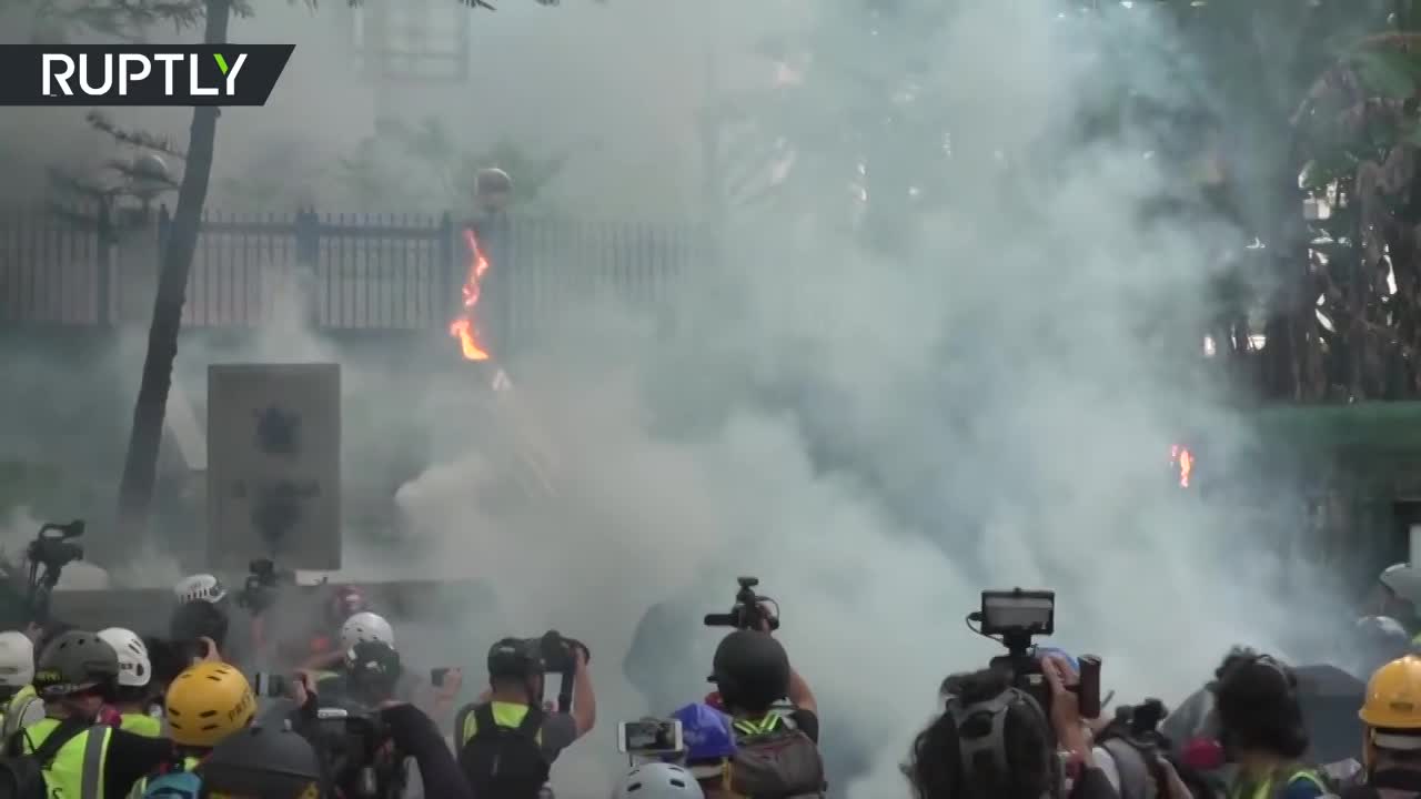 Video: Khói lửa mù mịt ở Hong Kong, người biểu tình vây đồn cảnh sát