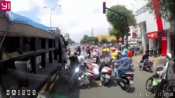 Video: Xe tải cán hàng loạt xe máy đang dừng đèn đỏ giữa Sài Gòn