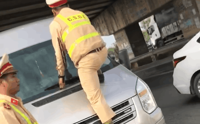 Video: CSGT "bó tay" với tài xế cố thủ trong xe 16 chỗ?