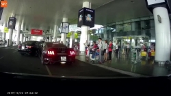 Video: Hai "xế hộp" tiền tỉ đâm nhau tại sân bay Nội Bài