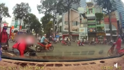 video va cham voi o to tai xe xe om cong nghe rut gay 3 khuc toi noi chuyen
