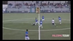 video kho tin cau thu sut bong tu giua san xa 50m ghi ban chay luoi thu mon