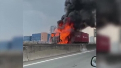 video container boc chay ngun ngut tren cao toc long thanh dau giay